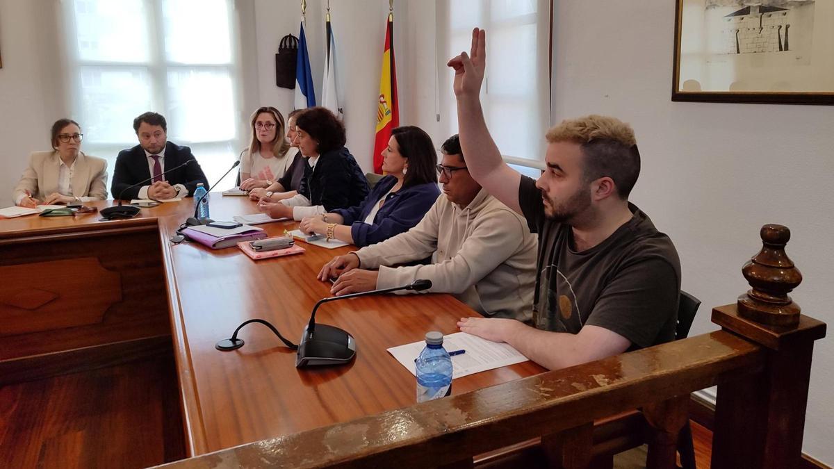El concejal no adscrito Daniel Chapela (en primer término) durante un pleno del Concello de Bueu.