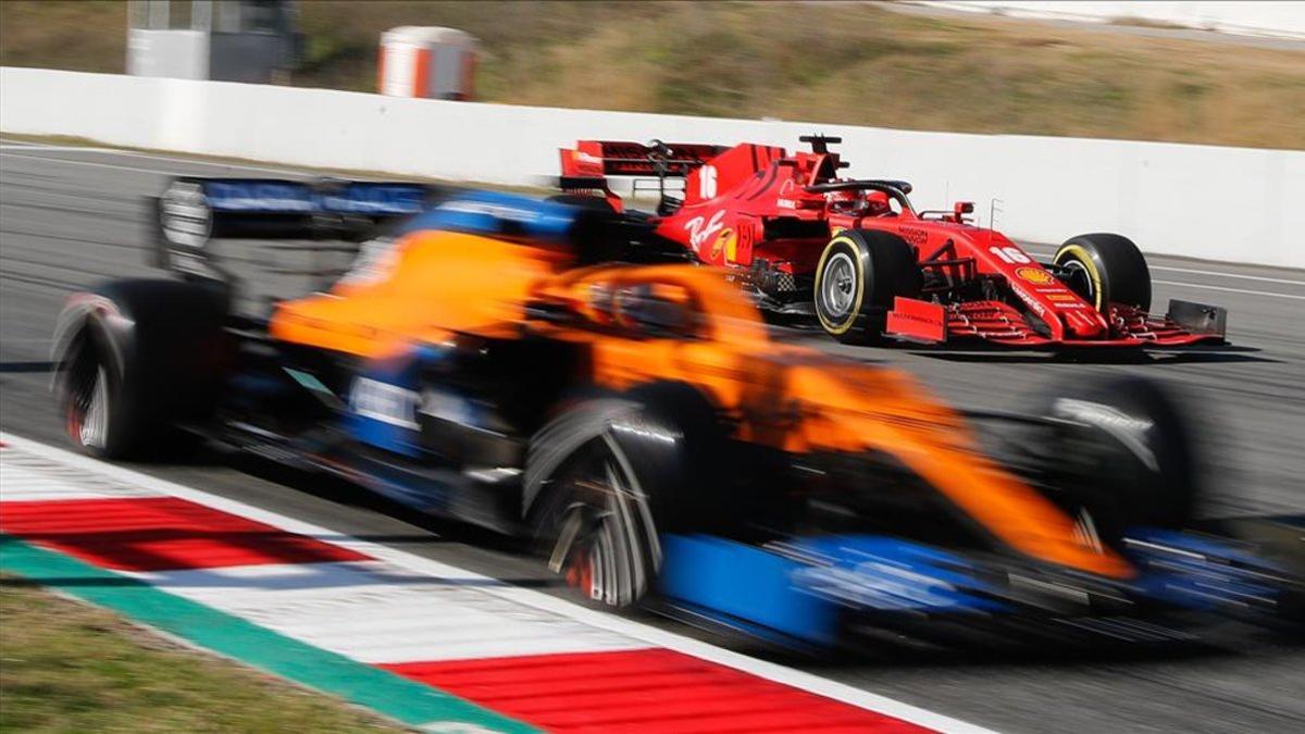 Sainz con el MCL35, en pista muy cerca del Ferrari de Leclerc