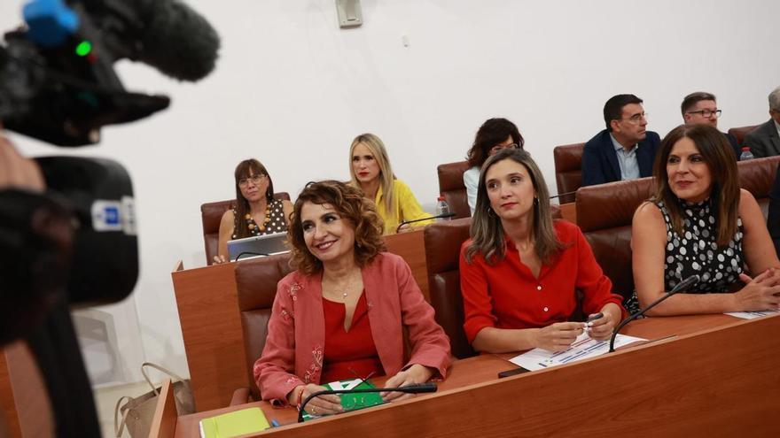 La izquierda andaluza acusa a Juanma Moreno de hacer un "teatro" en su investidura: "PP y Vox tienen la mano agarrada debajo del escaño"