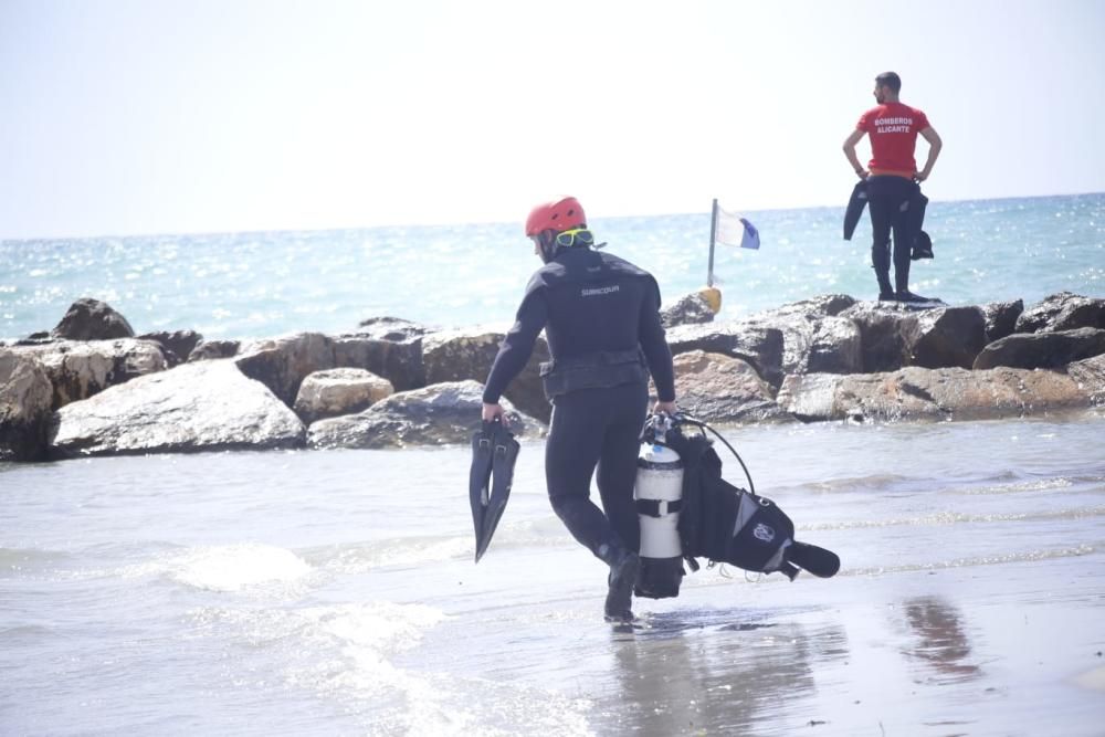 La búsqueda del nadador desaparecido en el Postiguet se reanudó esta mañana.