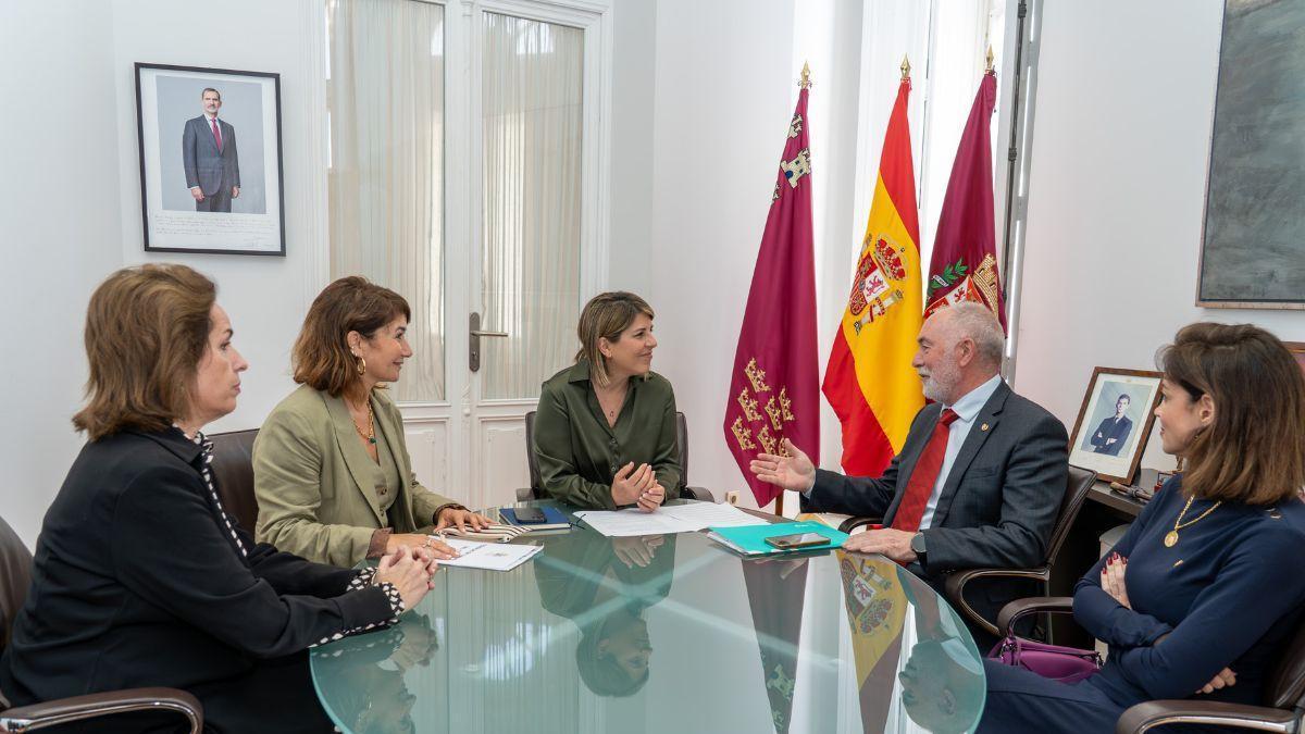 La alcaldesa reunida con la junta directiva del Colegio Oficial de Médicos de la Región de Murcia.