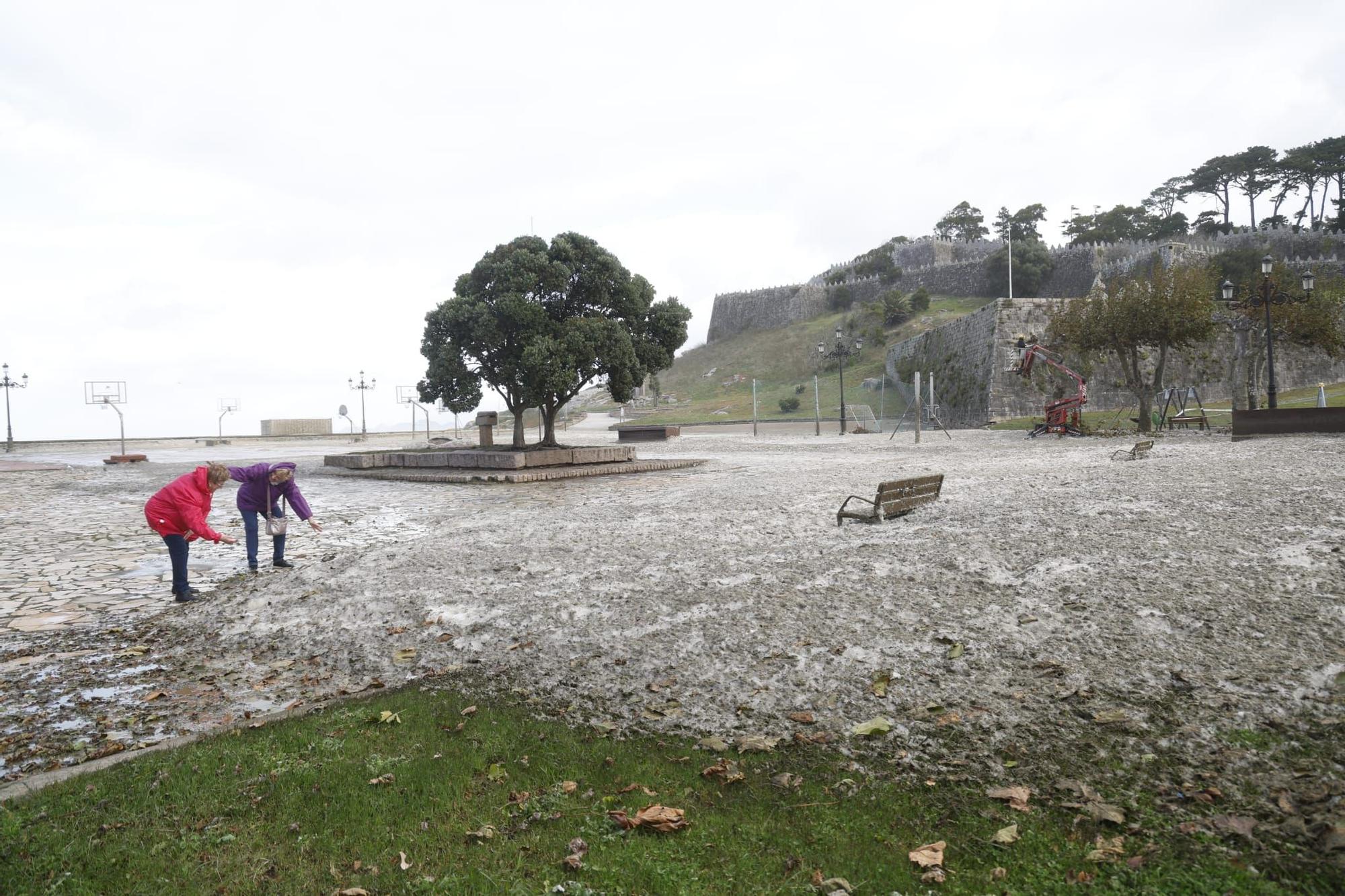 El temporal cubre Baiona con un manto de espuma