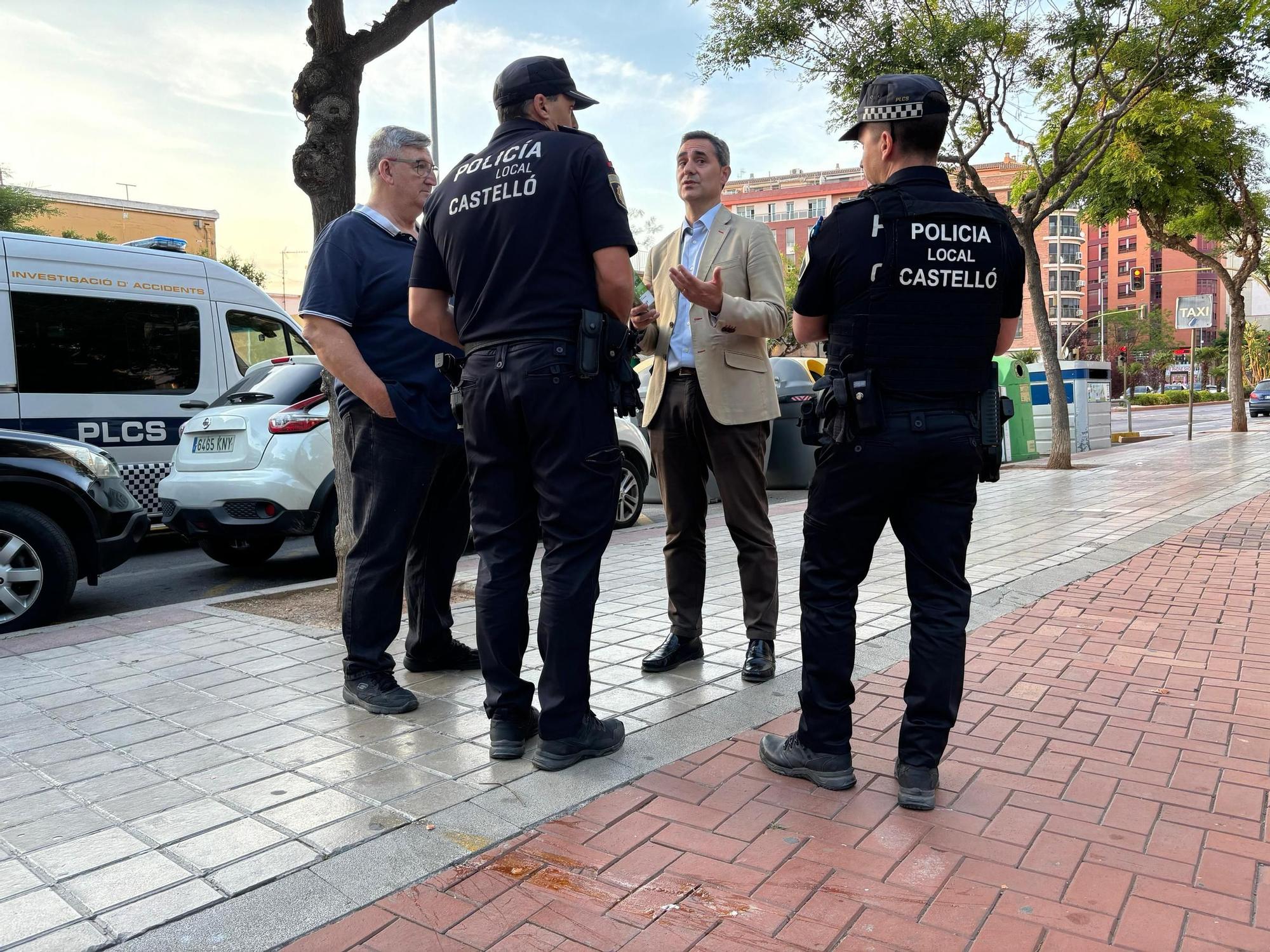 Ortolá, con la Policía local tras los hechos.