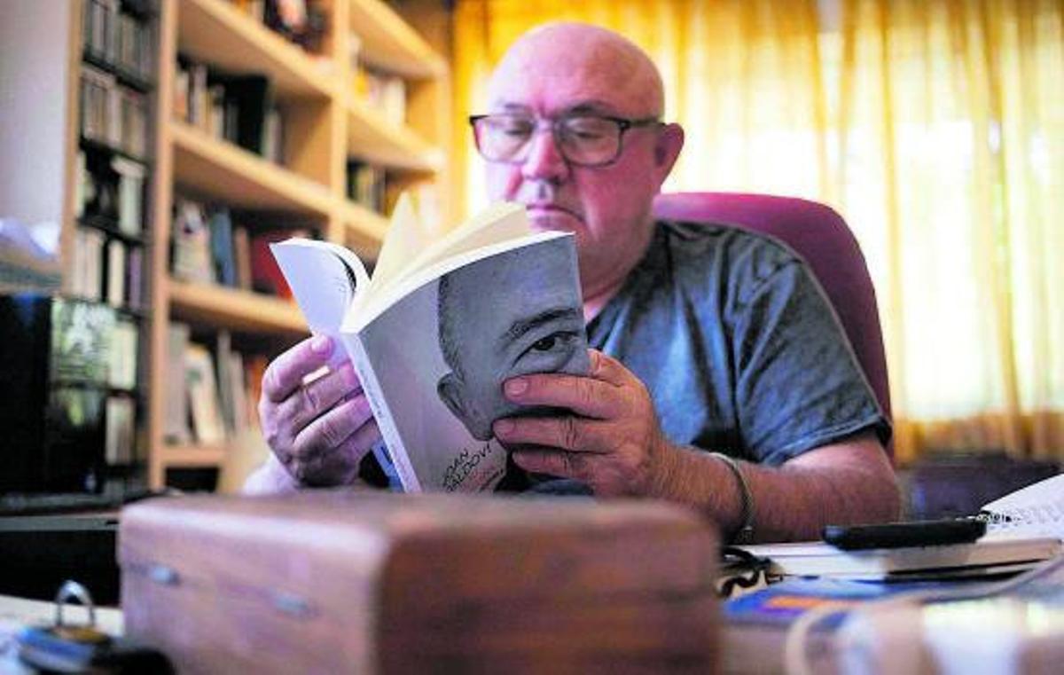 Salvador Vendrell, cuñado de Baldoví y escritor. En sus manos, la biografía que escribió sobre él. A la derecha, Jordi, el peluquero del candidato. | AGUSTÍ PERALES IBORRA