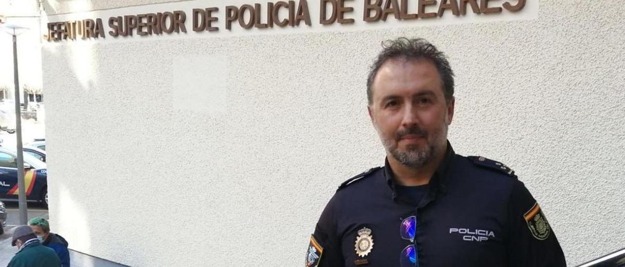 El inspector Federico Chacón, en la entrada de la Jefatura de Policía en Palma.