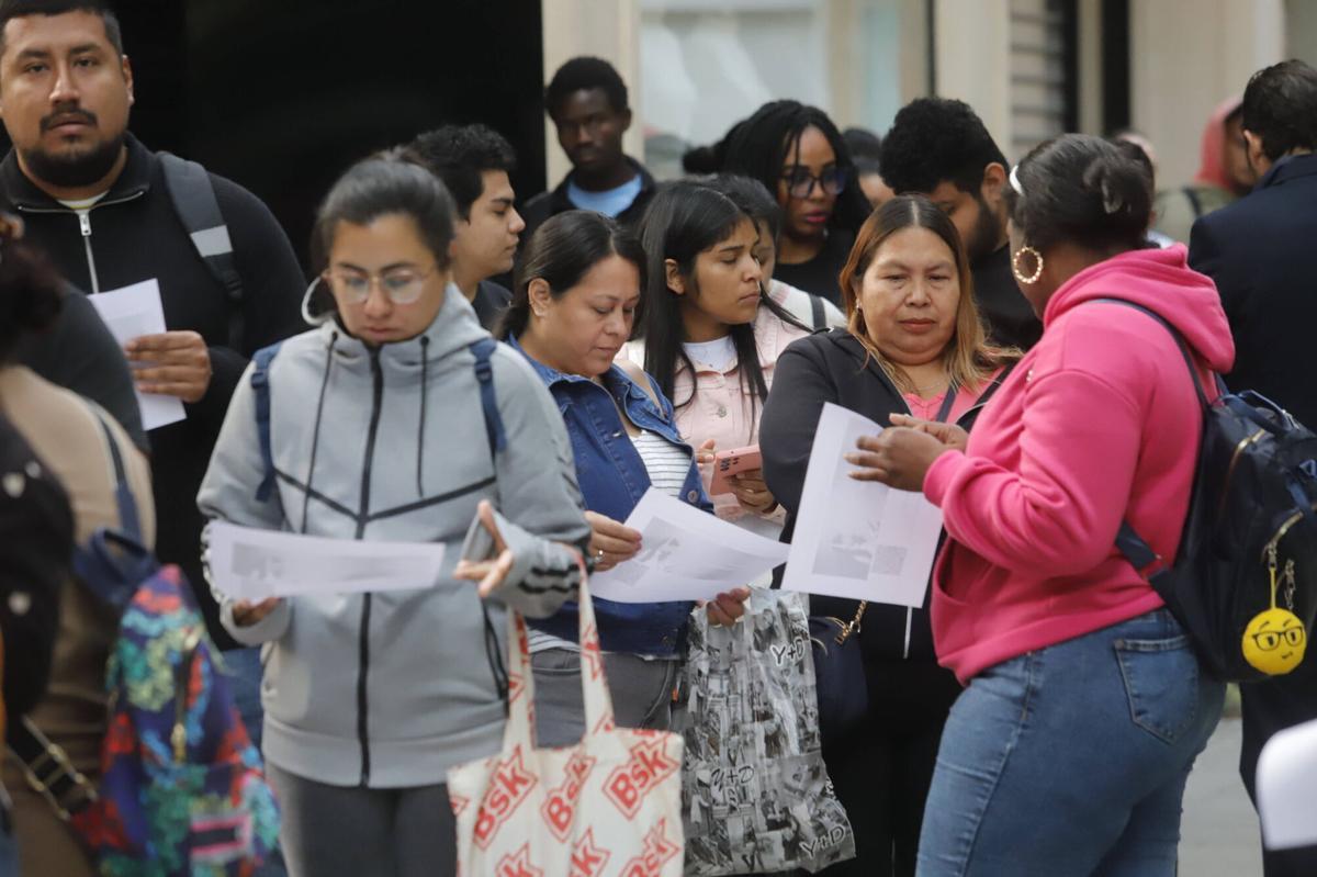 Colas los primeros días de apertura del proceso de regularización a las puertas del antiguo Ayuntamiento para solicitar documentación.