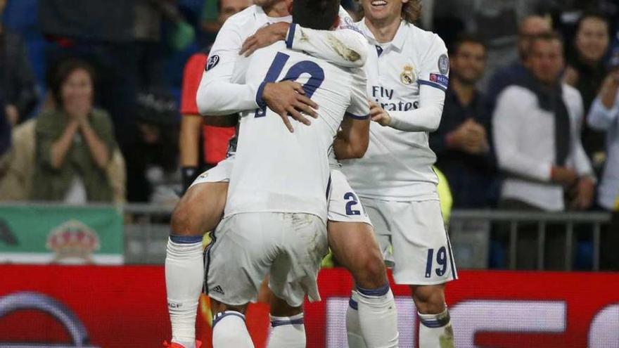 Morata se abraza con James en presencia de Modric tras anotar el gol de la victoria del Madrid. // Reuters