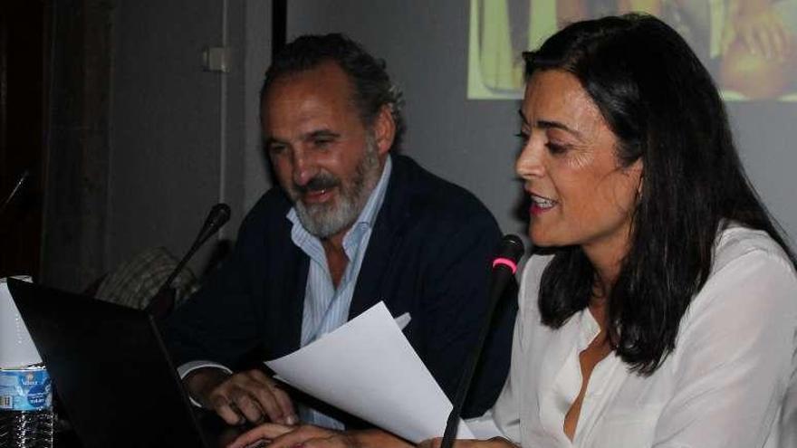Marcos Luengo y Marta Areces, ayer, durante la charla en Grado.