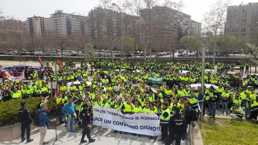 Las negociaciones por el convenio colectivo en Acerinox continúan este lunes entre empresa y trabajadores