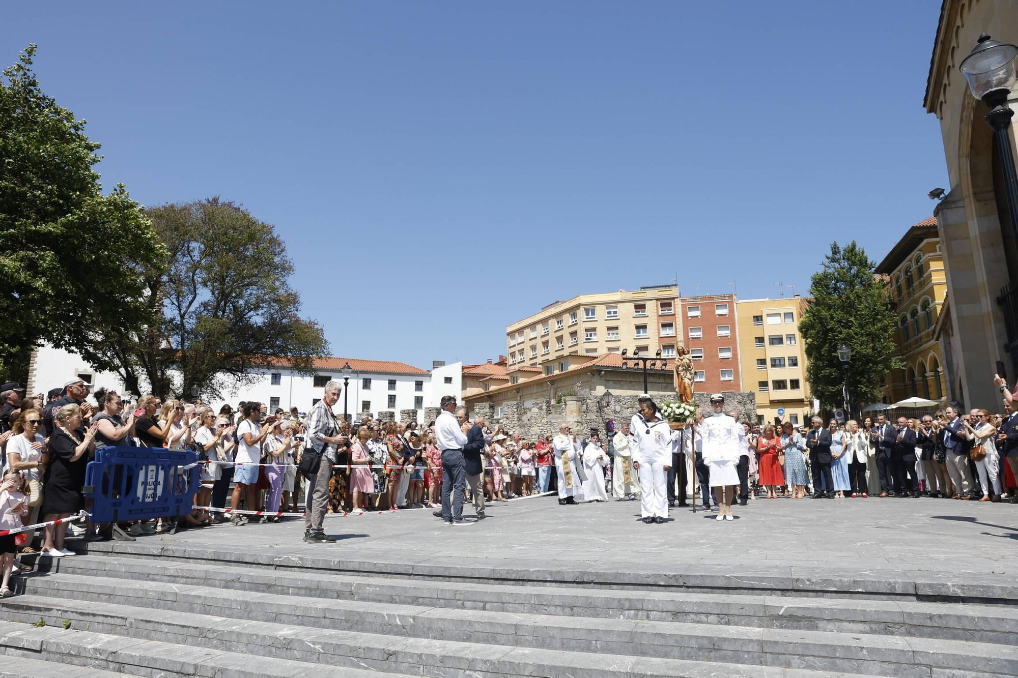 La misa con la Armada y la ofrenda floral del Carmen en Gijón, en imágenes