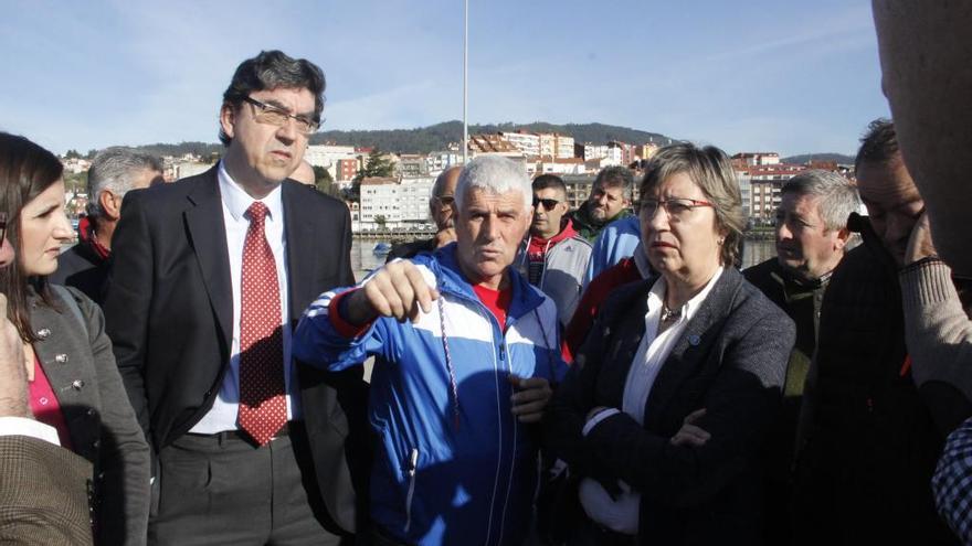 La conselleira, en su reunión de esta mañana con el sector y el Concello. // S.A.