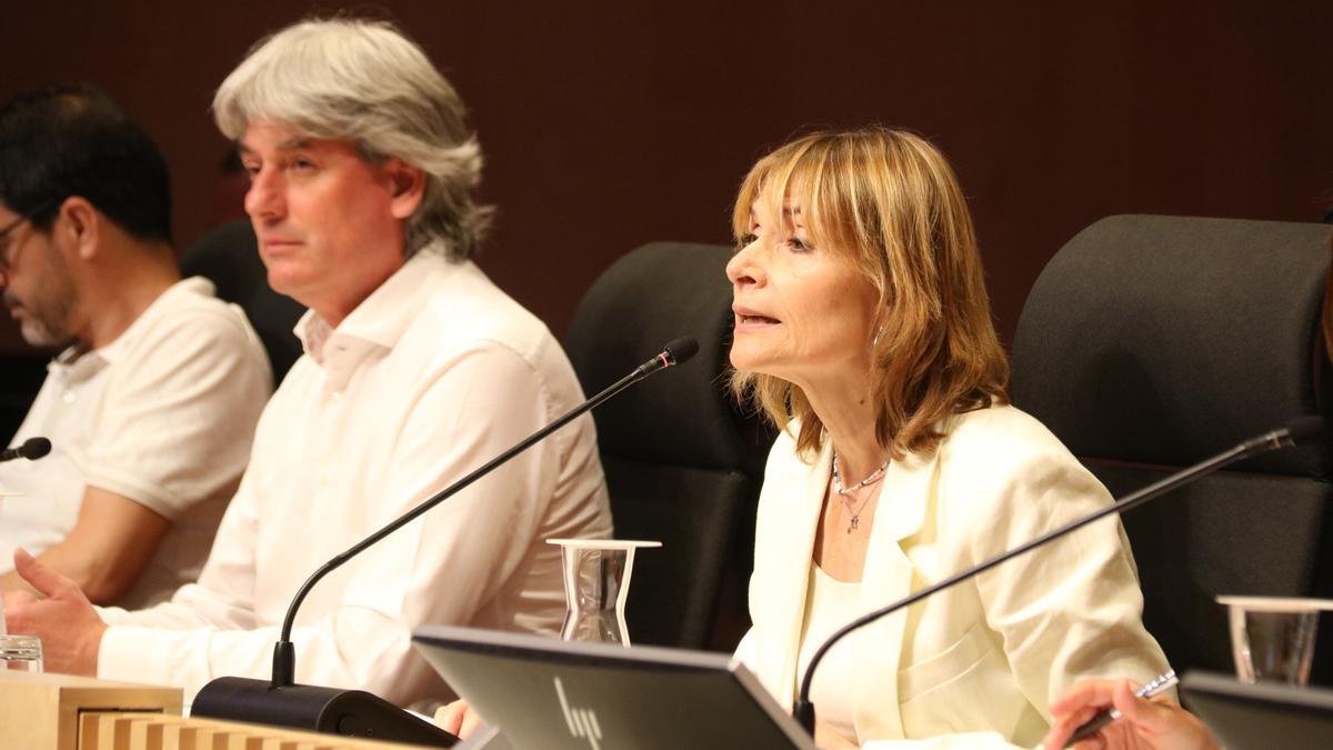 La presidenta de la Diputació, Lluïsa Moret, presideix el ple del cartipàs, amb el vicepresident segon i diputat d'ERC, Dionís Guiteras