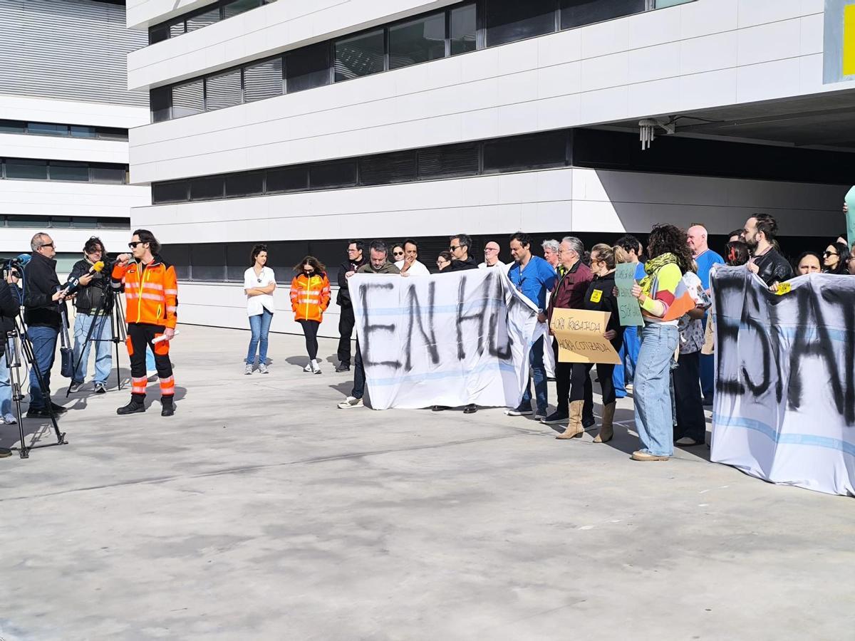FOTO | Concentraciones de médicos en las puertas de los hospitales de Baleares contra el estatuto marco. FOTO | Concentraciones de médicos en las puertas de los hospitales de Baleares contra el estatuto marco.