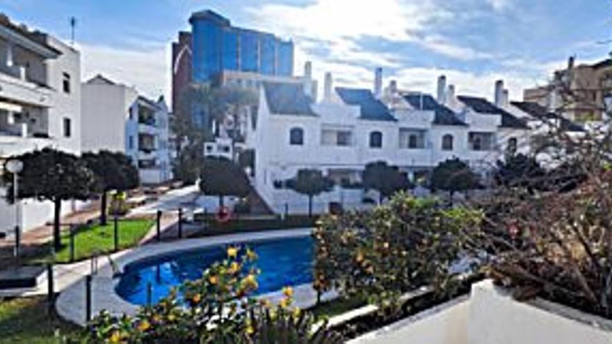 342.000 € Venta de casa en Torrequebrada (Benalmádena) 120 m2, 4 habitaciones, 2 baños, 1 aseo, 2.850 €/m2...