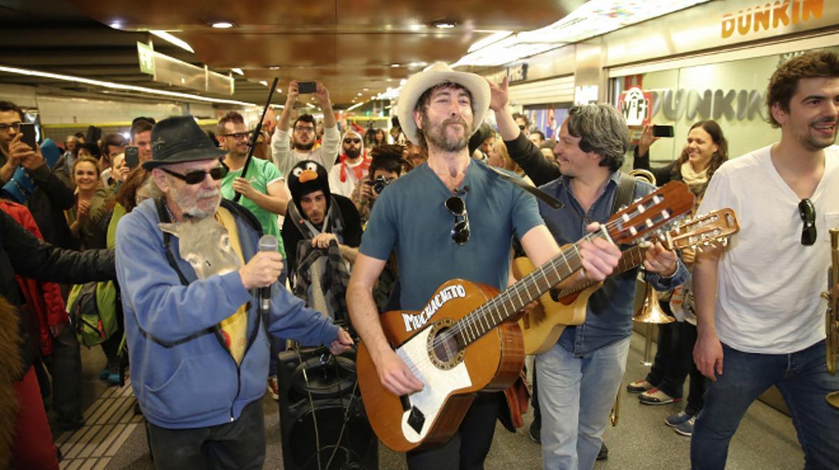 Muchachito Bombo Infierno presenta su cuarto disco ’El jiro’ en la L1 del metro.