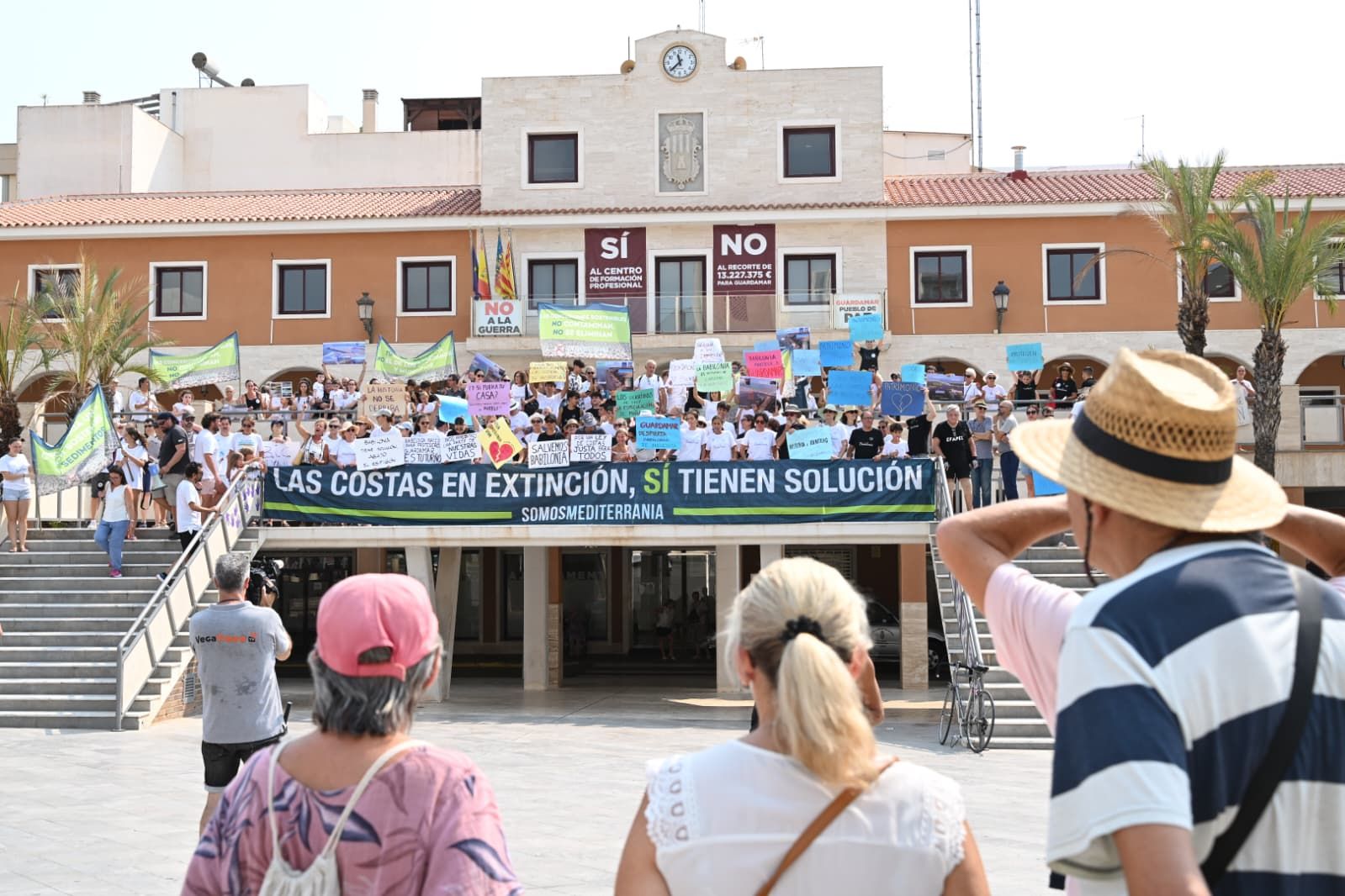 Protesta contra el derribo de las casas de la playa de Babilonia en Guardamar del Segura