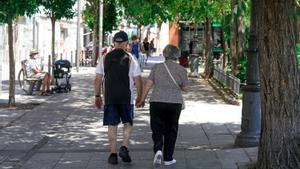 Una pareja de mayores paseando