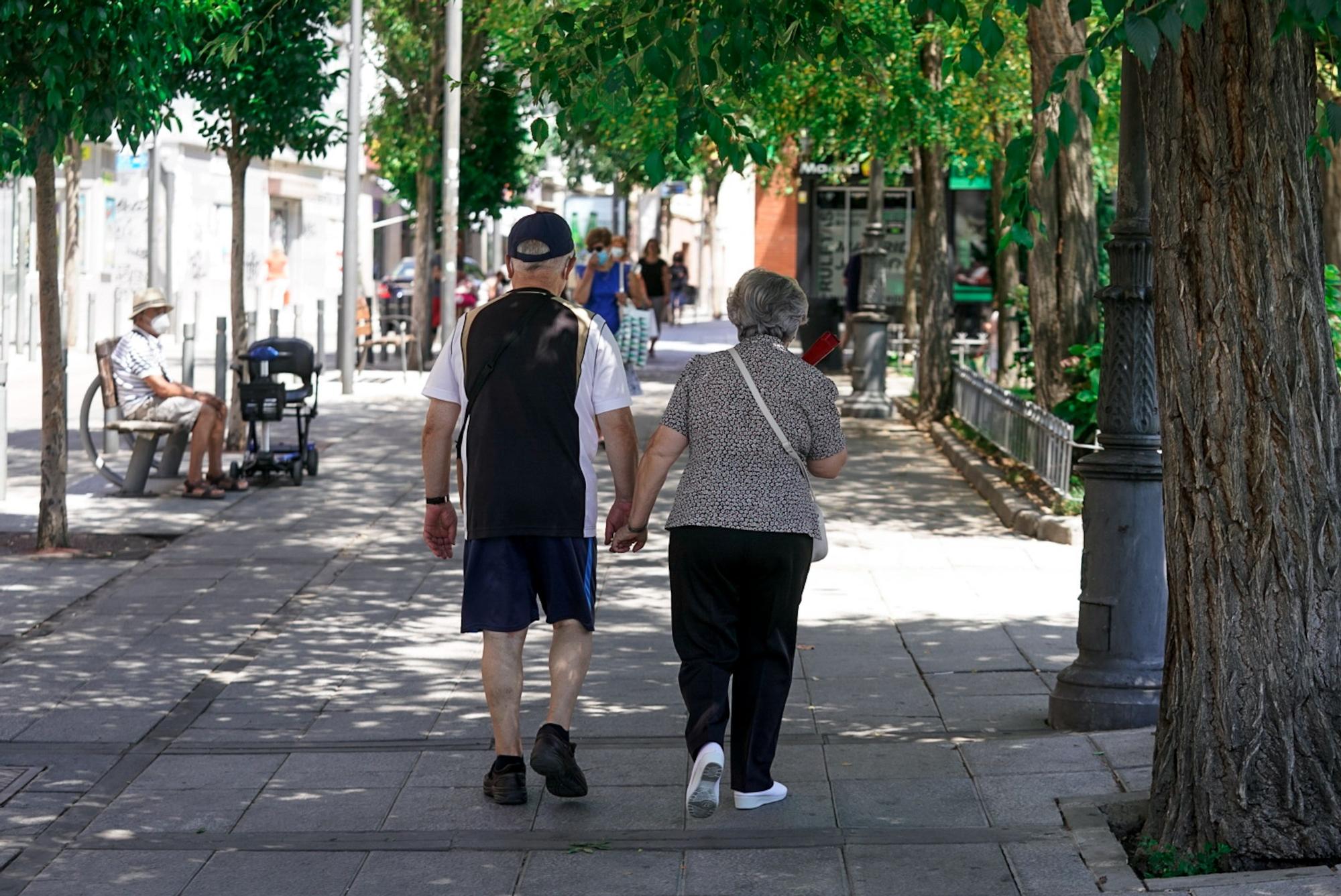 Mayores paseando