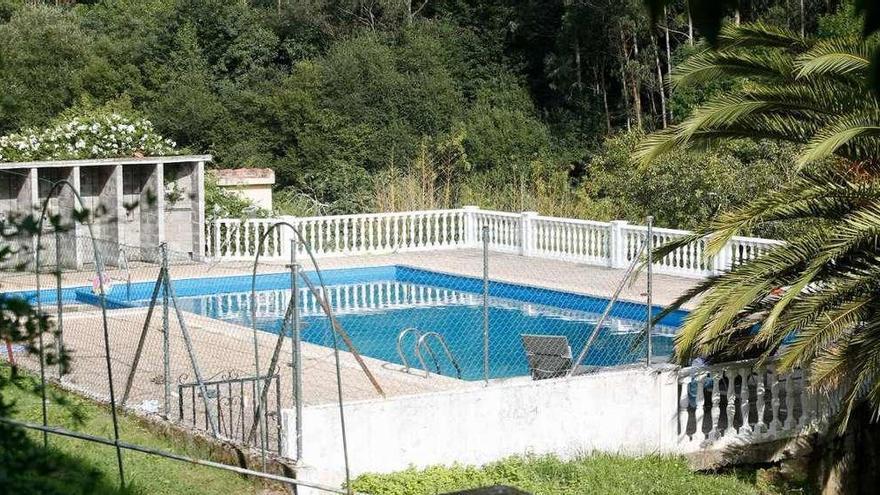 La piscina de la granja-escuela de Soto del Barco donde se ahogó un niño en julio.