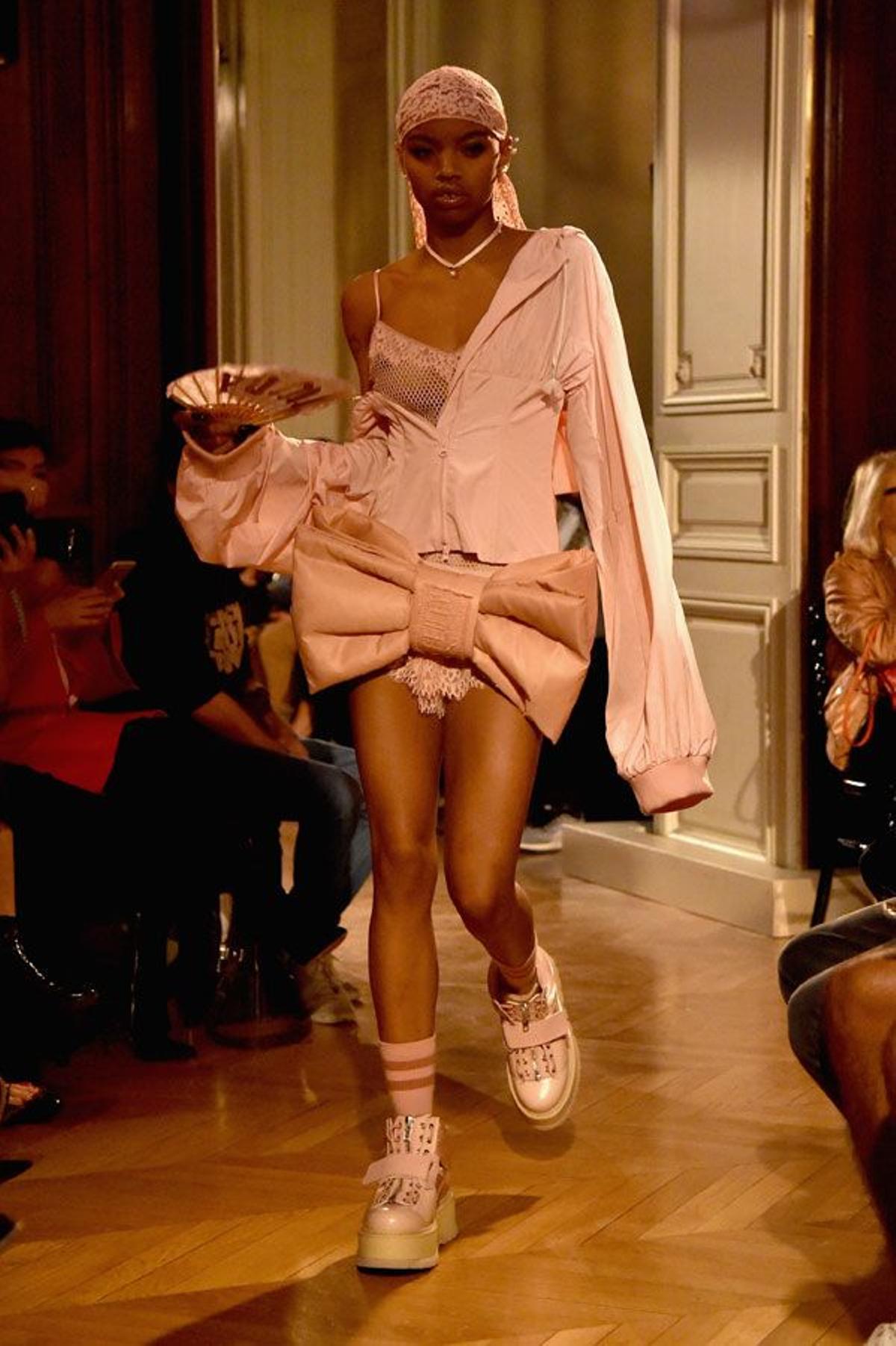 Paris Fashion Week 'Fenty x Puma': lazo XL