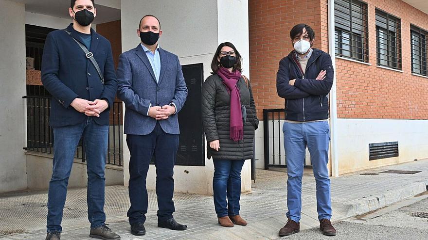 Pablo Puig, Martínez Dalmau y otros responsables de la Generalitat, ayer ante el edificio. | LEVANTE-EMV