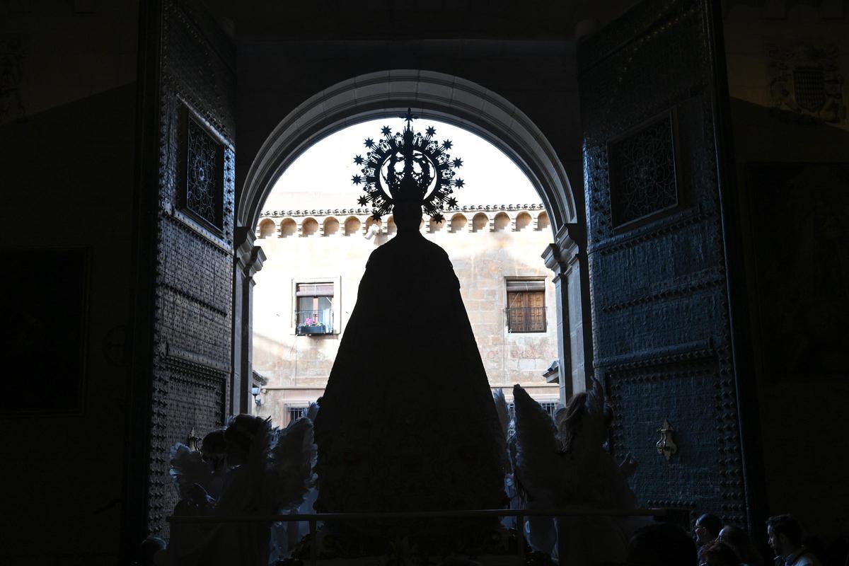 La procesión de la patrona de Elche en el 'Trono dels Angelets', en imágenes