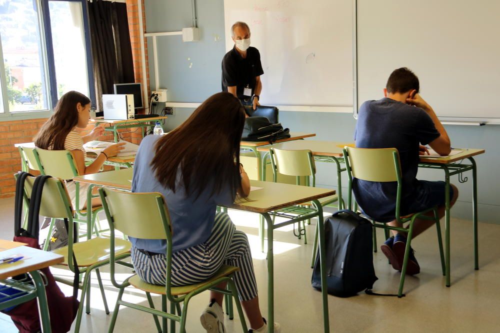 Alumnes realitzant el primer exàmen de les PAU a l'Institut Cap Norfeu de Roses