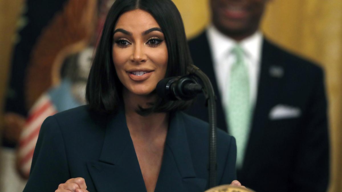Kim Kardashian con melena midi y raya al medio