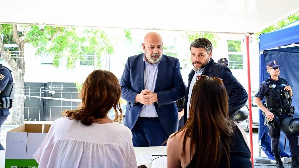 La Policía Local de Palma y la Policía Nacional inician el desalojo forzoso de la antigua prisión en cumplimiento de la resolución judicial dictada el 29 de mayo