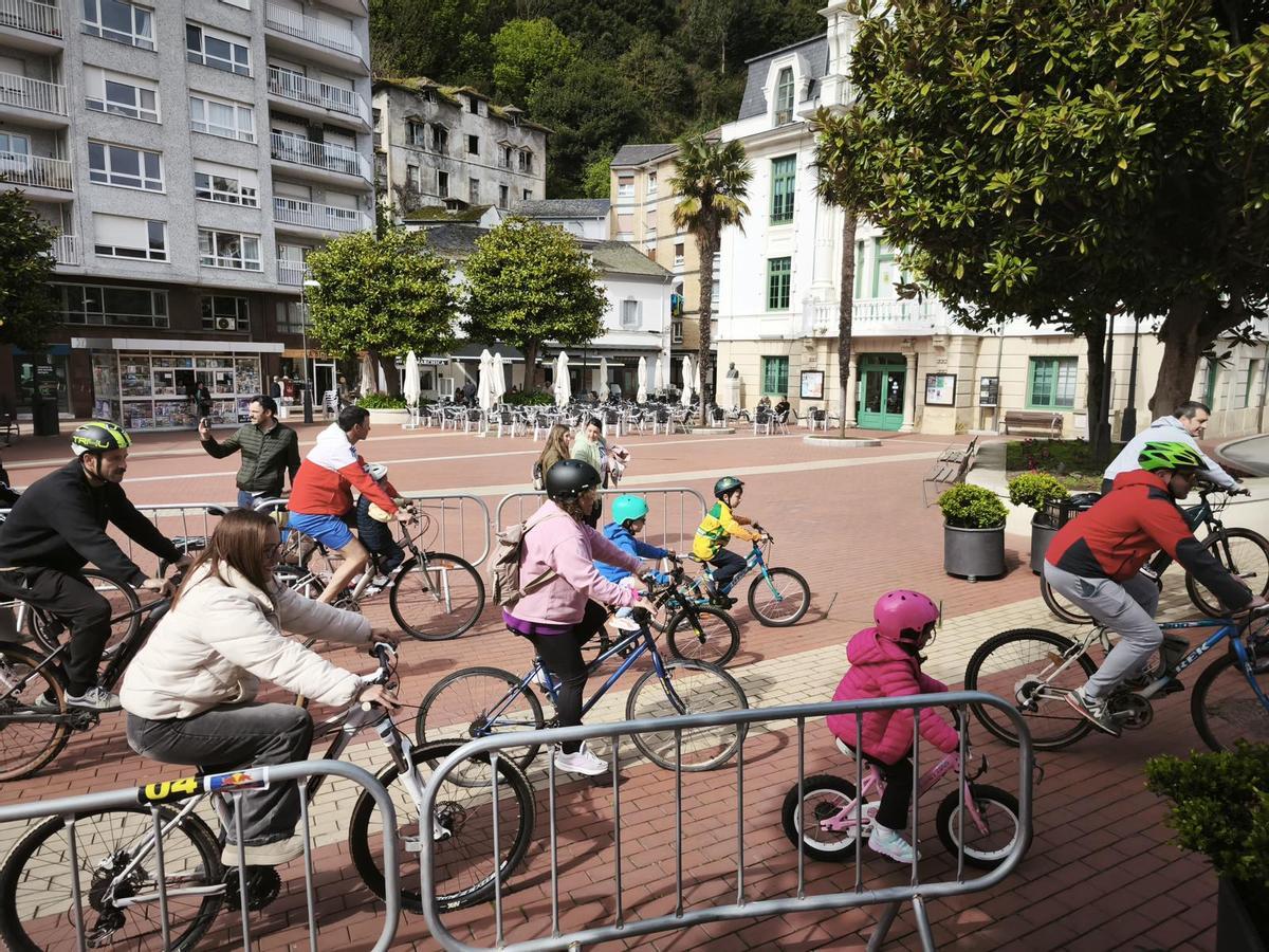 Participantes en la ruta en bicicleta en Luarca.
