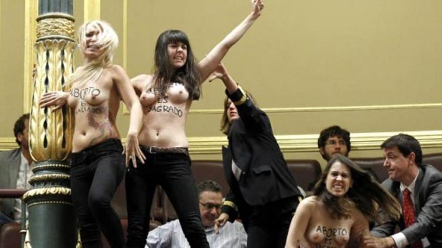 Activistas de Femen interrumpen a Gallardón en el Congreso