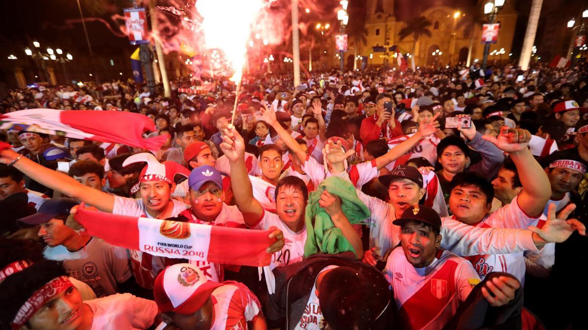 Peruanos festejan clasificación en las calle de Lima