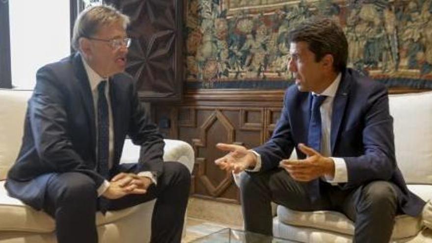 El presidente de la Generalitat, Ximo Puig, ayer con el presidente de la Diputación de Alicante, Carlos Mazón, en el Palau.