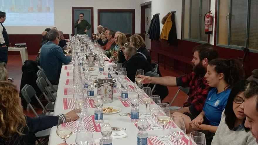 Cata de vinos de bodegas San Alejandro de Miedes en el pabellón. | SERVICIO ESPECIAL