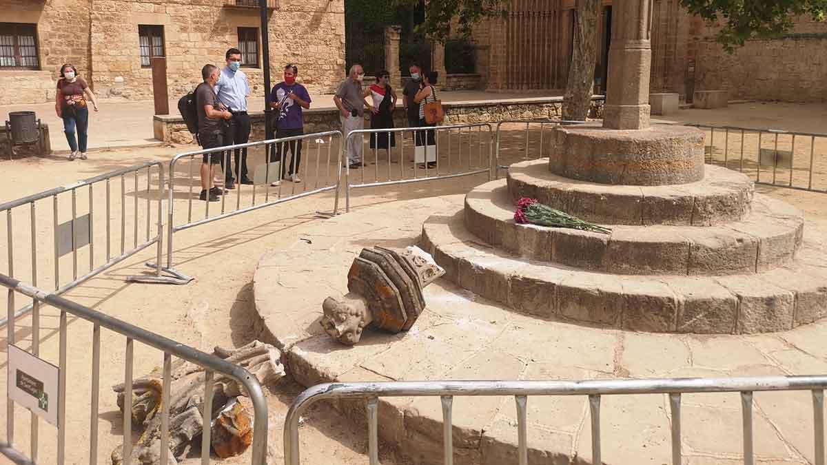 Acto vandálico en la creu de terme del Camí dels Monjos, frente a la iglesia del Monestir, en Sant Cugat