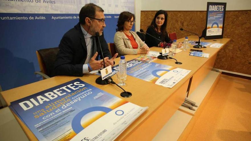 Por la izquierda, Francisco Pérez Labajos, Isolina Riaño y Yolanda Alonso, ayer, en el Ayuntamiento. ricardo solís