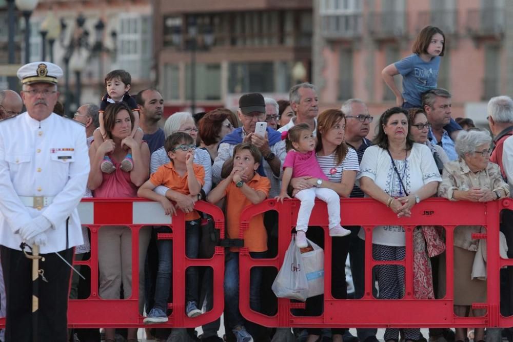 Honores a la bandera en el puerto