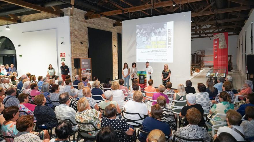 El Museo del Textil de Ontinyent se llena en la presentación del proyecto «Dones i Fàbriques»