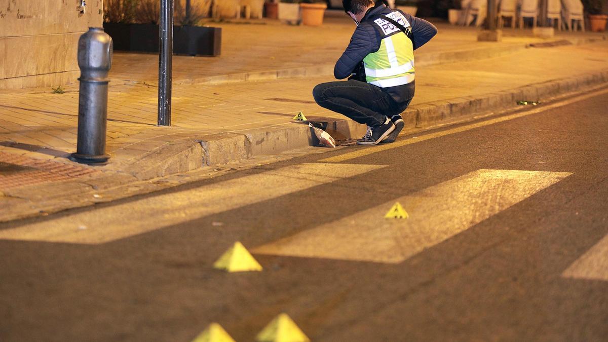 La policía científica recoge pruebas en el barrio del Zaidín.