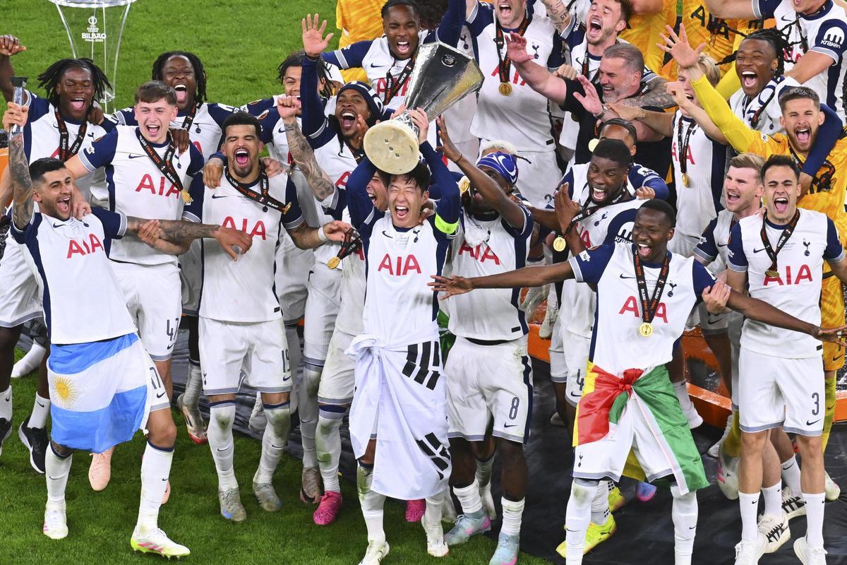 Son alza en San Mamés el título de la Europa League.