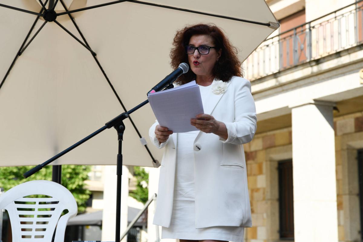 Feria del libro. Pregón a cargo de Dolores Fidalgo sobre Margarita Ferreras. Fotos del pregón y ambiente. La primera presentación es las 19.00 horas y lo presenta Ana Arias