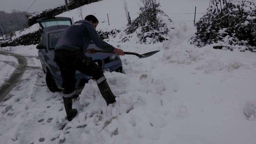 Un vecino, retirando nieve este invierno en Viegu (Ponga).