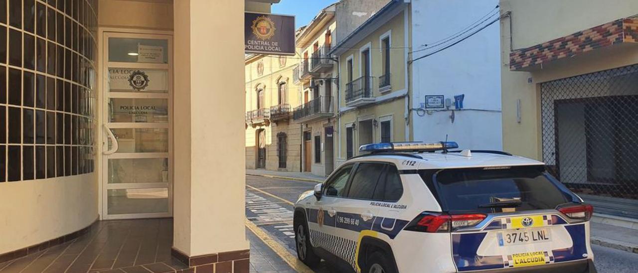 Un vehículo de la Policía Local, junto al retén. | LEVANTE-EMV