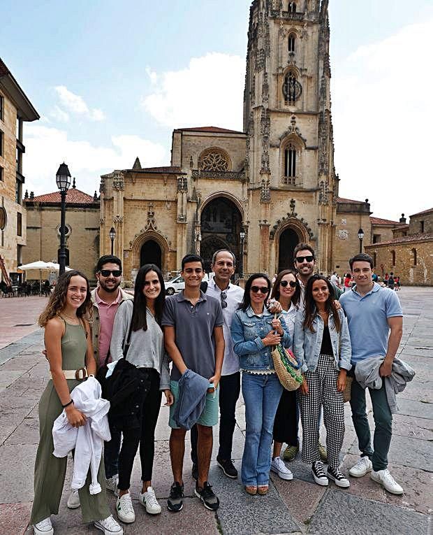 La familia Meseguer Torregrosa. Por la izquierda, Carmen Meseguer, Javier Varó, Elena Meseguer, Pedro Meseguer, Pedro Meseguer, Ana Torregrosa, Victoria Meseguer, Ana Meseguer, Antonio Alonso y Vicente Sala. | Luisma Murias