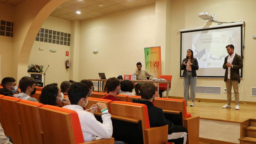 Una veintena de jóvenes se adentra en el mundo del emprendimiento en Torrox