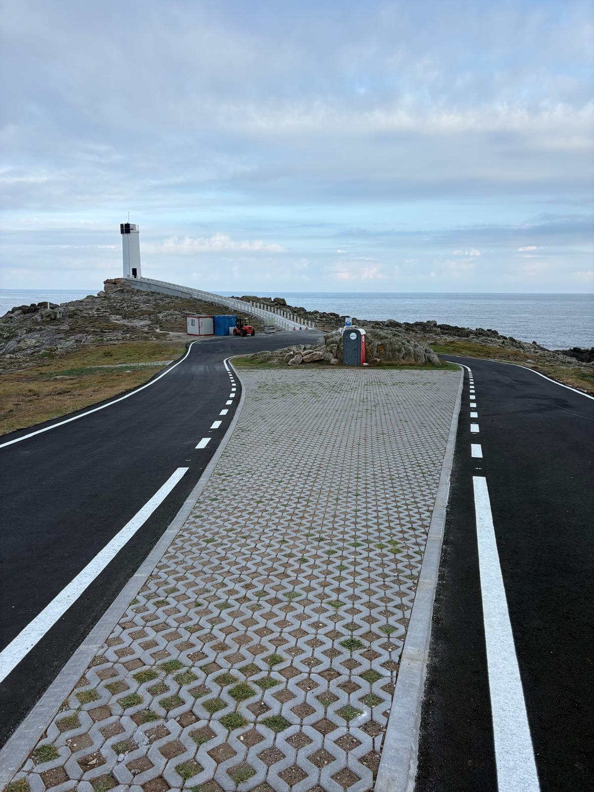 Renovado acceso ao faro do Roncudo.