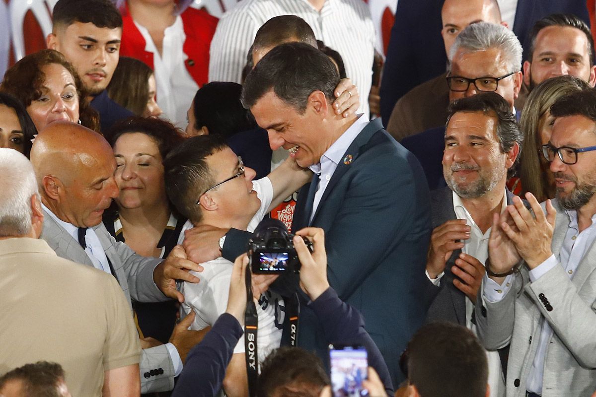 Pedro Sánchez apoya en Córdoba a Antonio Hurtado