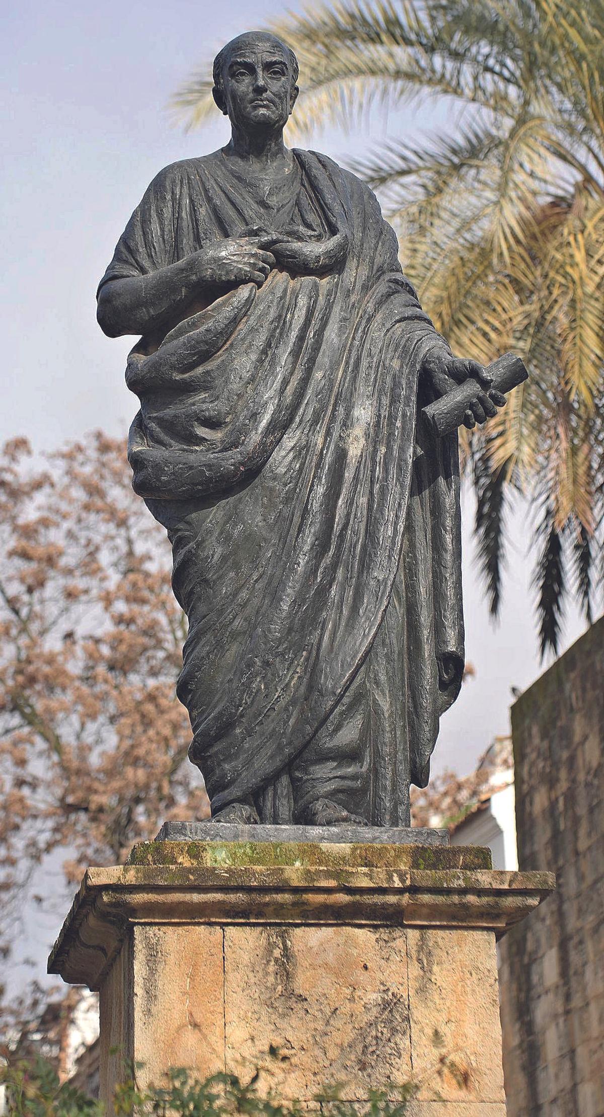 Estatua de Séneca, inaugurada en 1965, junto a la Puerta de Almodóvar, obra de Amadeo Ruiz Olmos.