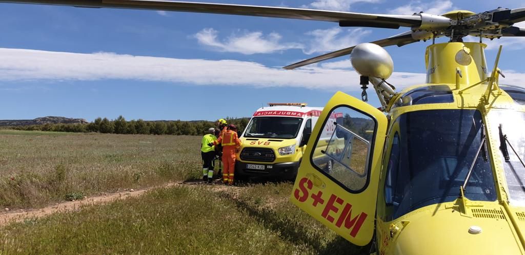 Un helicóptero rescata a un senderista en Castellar de Meca