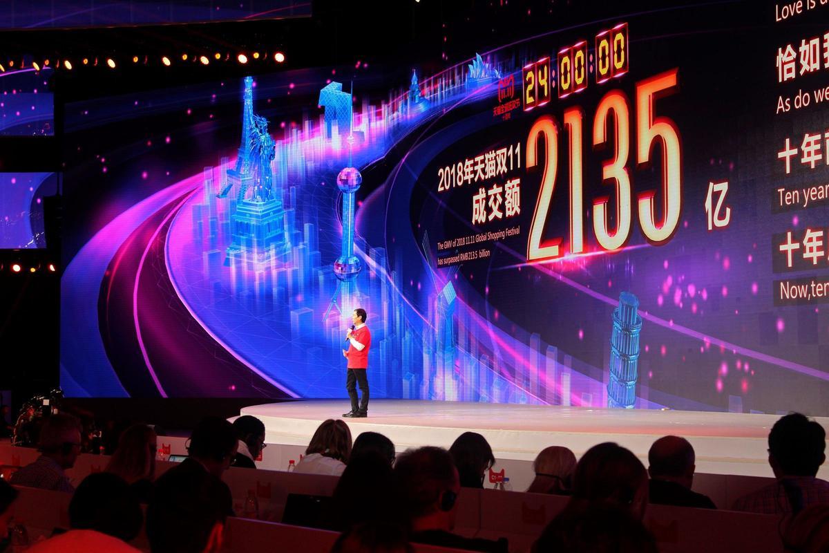 El director ejecutivo de Alibaba Group, celebrando un récord de ventas en el día del soltero de 2018.